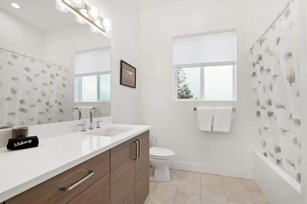 New House With Chef'S Kitchen And Spa-Like Suite Seattle United States
